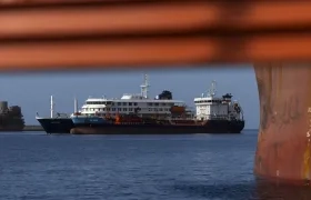 Un barco de abastecimiento proporciona combustible al crucero MV Hondius en España. 