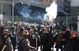 Manifestantes se enfrentan con la policía en una jornada de protestas en La Paz.