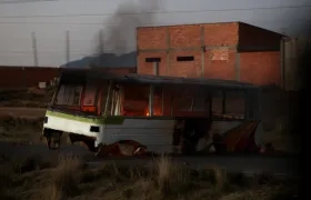 Bus incinerado durante bloqueos en La Paz.