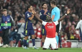 Bukayo Saka celebrando la clasificación de Arsenal.
