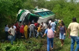 El bus volcado a un lado de la Cordialidad. 