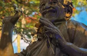 Develan estatua de Gabriel García Márquez en Caracas, Venezuela.