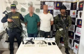 Los dos capturados en el operativo. 