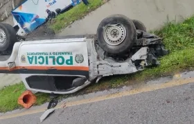 Camioneta de la Policía volcada. 