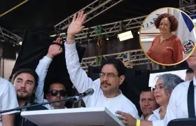 El candidato Iván Cepeda y la embajadora de Colombia en Haití, Vilma Velásquez Uribe.