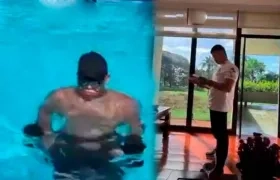 El chef bañandose en la piscina y usando zonas de la embajada de Colombia en Brasil. 