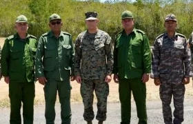 Comandante, general Francis L. Donovan (c), posando con el jefe del Estado Mayor General de Cuba, general Roberto Legrá. 