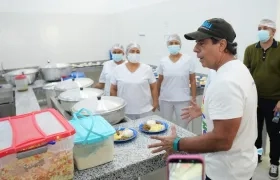 El alcalde Char en el nuevo comedor del colegio. 