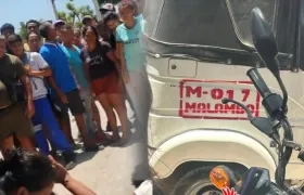 Personas en el lugar donde quedó muerto el joven y el motocarro que conducía. 