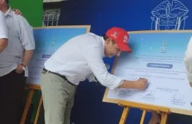 Convenio para los Centro PotencIA en Atlántico firmado por Mauricio Lizcano, quien era ministro de las TIC.