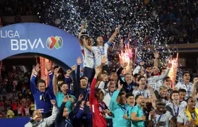 Jugadores de Cruz Azul celebrando el título.