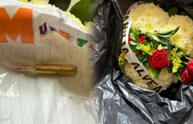 La bala y la corona que le enviaron.