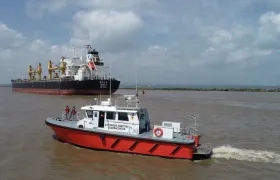 Dimar acompañando la llegada de un buque.