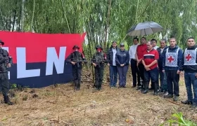 Momento en que la guerrilla entrega el coordinador de campaña a la Cruz Roja. 