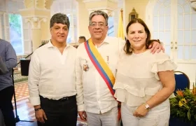 El congresista Dolcey Torres con su hermano Camilo y cuñada Martha Villalba.