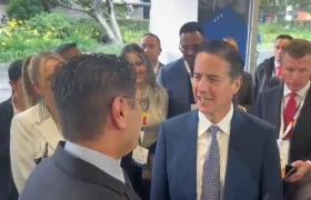 El magistrado Cristian Quiroz recibiendo al senador Bernie Moreno, observador internacional.