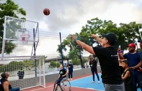 El alcalde Alejandro Char entregando obra de recuperación de un parque en Barranquilla. 
