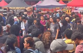 Estudiantes y profesores rodearon a los encapuchados.