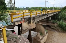 Así se encuentra el puente que presenta grave fallas estructurales. 