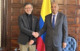Mauricio Jaramillo Jassir, vicecanciller de Asuntos Multilaterales y Muhammad Ibrahim, director general del IICA.  