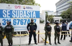 Proceso de desalojo en la sede de la iglesia Vida Abundante este jueves en el norte de Barranquilla. 
