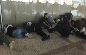 Los pasajeros del avión esperando en el aeropuerto de Caracas. 