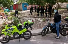 La Policía acordonó el área del hallazgo del cuerpo. 