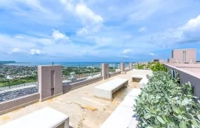 El rooftop de Mirador del Puerto ofrece una vista panorámica hacia el mar. 