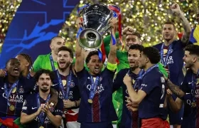 Marquinhos con el trofeo de la Liga de Campeones.