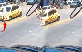 Momento en que el taxi embistió al hombre de la tercera edad. 