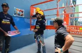 El alcalde Char visitó a los artistas trabajando en el Malecón de Rebolo. 