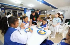 Alcalde Alejandro Char entrega alimentos a estudiantes. 