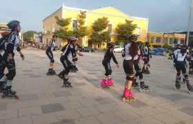 Patinadoras practican en la plaza del municipio.