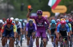 Paul Magnier ganando la tercera etapa del Giro de Italia.