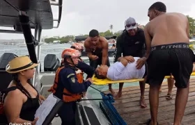El ciudadano cuando era evacuado en una lancha de Guardacostas. 