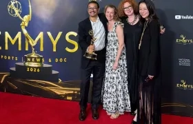 Juan Camilo Cruz, director del documental, luego de recibir el premio.  