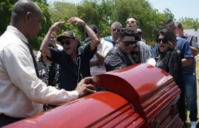 Momento de la serenata del padre de la subteniente Marciales.