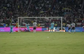 Momento del penal atajado por Silveira a Dayro Moreno.
