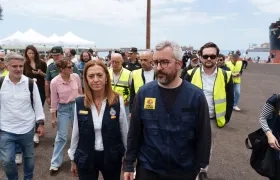 Responsables españoles de Protección Civil y de Sanidad visitan el puerto de Granadilla, en Tenerife, España.