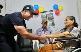 Alcalde Alejandro Char en la entrega de un mejoramiento de vivienda. 