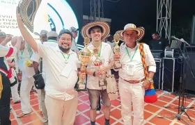 Danny Zora, ganador del festival; Martín Perilla, segundo lugar, y Alfredo Martelo, tercer lugar.