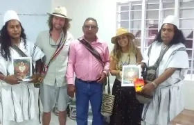Julio Nieves, rector de la IED Tayrona de Bunkwimake, junto a miembros de la comunidad Aruhaca