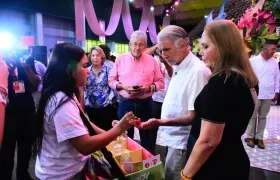 El gobernador del Atlántico, Eduardo Verano, junto a la primera gestora del departamento,Liliana Borrero, en la feria AMA 2026.