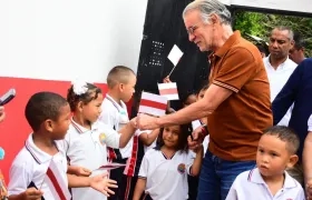 Gobernador Eduardo Verano en una de las instituciones educativas del departamento. 