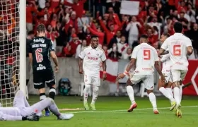 Johan Carbonero festeja con sus compañeros uno de sus goles conra Vasco Da Gama. 
