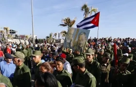 Grupo de manifestantes que se dio cita en las afueras de la embajada de EE.UU. en La Habana.