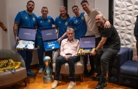Parte del plantel de Rosario Central posa con el 'Patón' Bauza en su residencia.