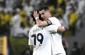 El portugués Cristiano Ronaldo celebra uno de sus goles con su compatriota Joao Félix.