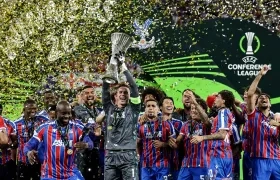 Jugadores del Crystal Palace celebran el título de la Liga Conferencia.