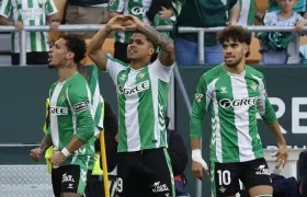 El colombiano 'Cucho' Hernández celebra tras abrir el marcador para el Betis. 